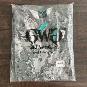 GIRLS WITH GUNS Henley long sleeve